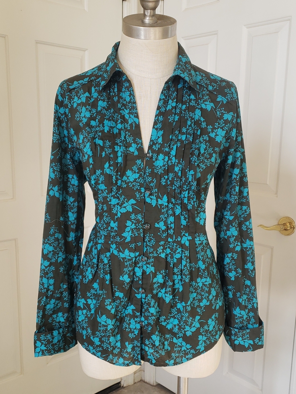 Eddie Bauer Teal Charcoal Floral Pintuck Button‑Down Shirt | Size Medium - Picture 3 of 16